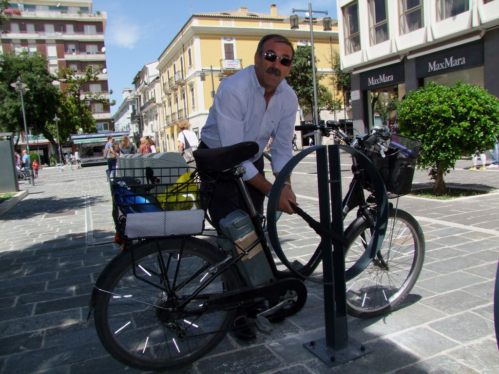 Nuovi stalli per le bici: continuano i lavori